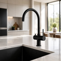 Der schwarze Alvito 3 Wege Wasserhahn Furore aus Edelstahl für Osmoseanlagen: In einer Küche präsentiert