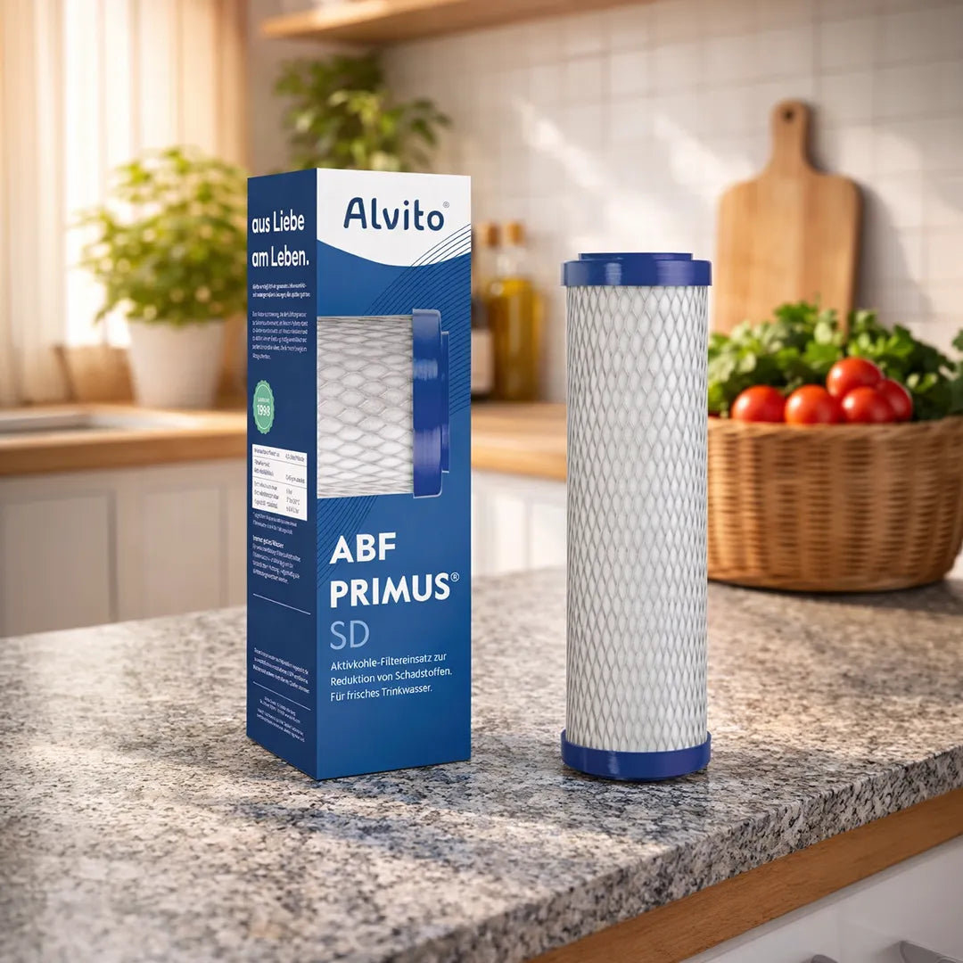 Der Alvito ABF Primus SD Aktivkohlefilter Filtereinsatz für Auftisch- und Einbaufilter präsentiert auf einer Granitplatte