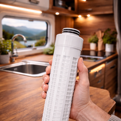 Carawater Wohnmobil Keimfilter-Einsatz für FILTRADOC Pre Speed 10 haltend in einer Hand