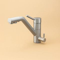 Der Evodrop EW 312 3-Wege-Wasserhahn für Osmoseanlagen und Wasserfilter: Auf beige hellem Hintergrund