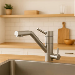 Der Evodrop EW 312 3-Wege-Wasserhahn für Osmoseanlagen und Wasserfilter: In einer Küche platziert