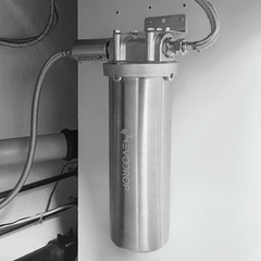 Wasserfilter unter der Spüle installiert