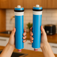 Membranset mit 2 180 GPD Membranen für die Wasserfilteranlage Blanca Pro, New Generation und Arctica von misterwater - haltend in Hand in warmer Küche