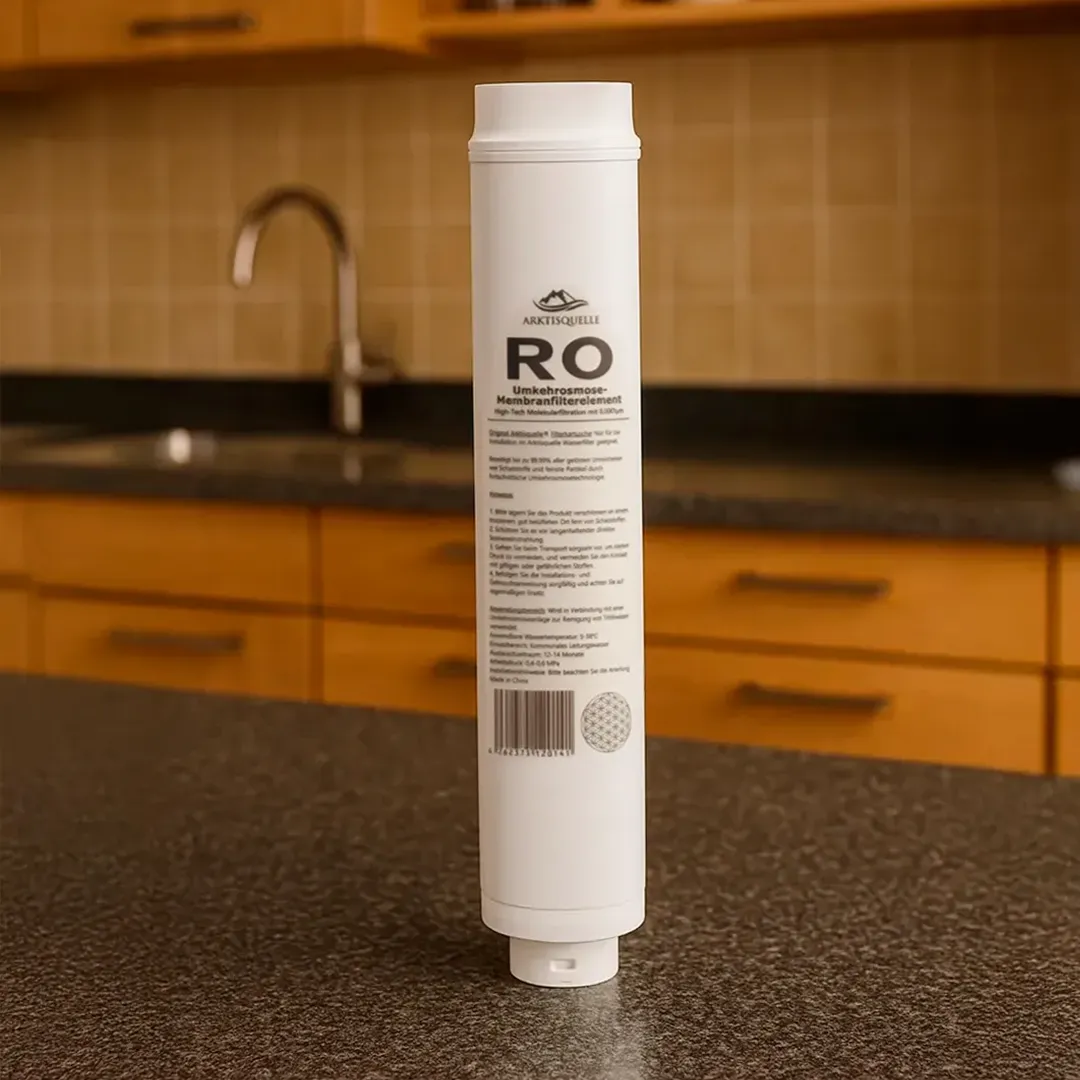 Die Arktisquelle Osmoseanlage RO-Molekularfilter / RO-Membran (Ersatzfilter Stufe 3): Stehend in einer warmen Küche
