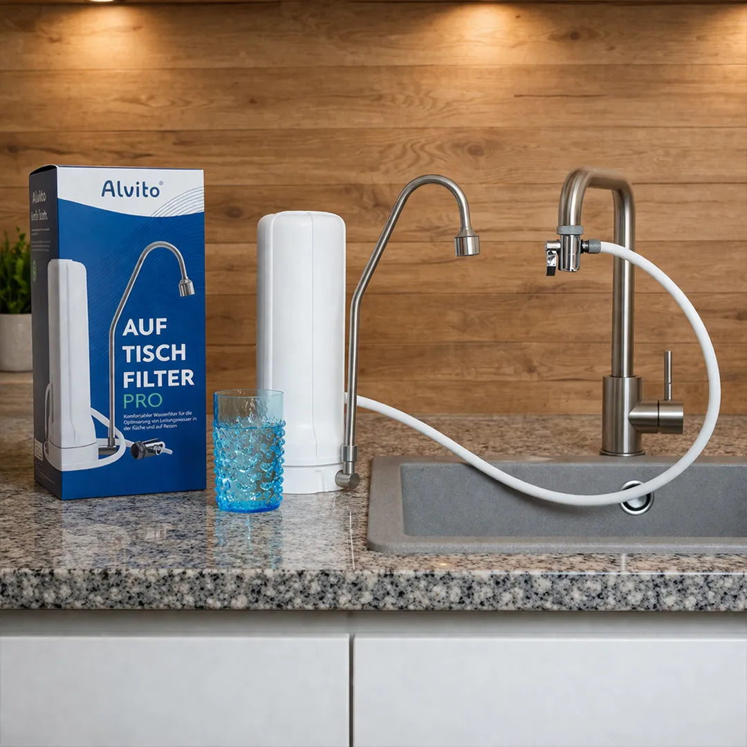 Der Alvito Auftischfilter Pro Wasserfilter mit Edelstahl Auslauf präsentiert in der Küche mit Verpackung