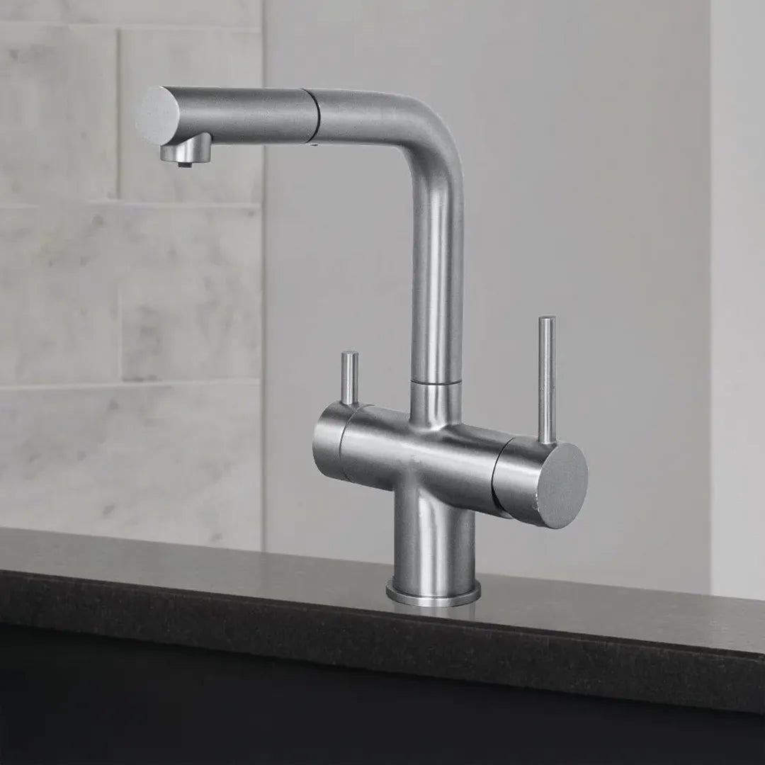 Der Evodrop EW 316 Dreiwegehahn  mit ausziehbarer Brause für Osmoseanlagen und Wasserfilter: In einer grauen Küche platziert