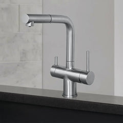 Der Evodrop EW 316 Dreiwegehahn  mit ausziehbarer Brause für Osmoseanlagen und Wasserfilter: In einer grauen Küche platziert