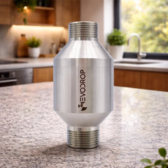 Evodrop EVOtransform Wasser-Verwirbler für das Hauswasser - stehend präsentiert auf einer Tischplatte in der Küche