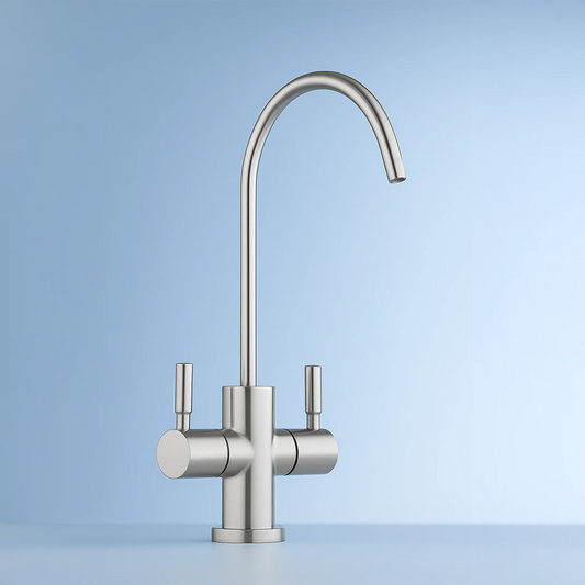 Der EW 211 2 Wege Wasserhahn aus Edelstahl von Evodrop: Auf blauem Hintergrund