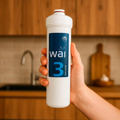 Ersatzfilter Stufe 3 Maunawai Kalkfilter für PiConnect wai Unterbau-Filtersystem - haltend in einer Hand in warmer Küche