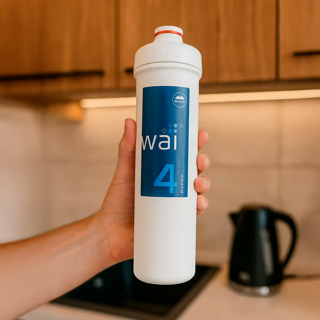 Maunawai Ersatzfilter Stufe 4 (PI-Filter) für PiConnect wai - haltend in einer Hand in warmer Küche