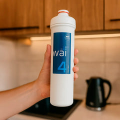 Maunawai Ersatzfilter Stufe 4 (PI-Filter) für PiConnect wai - haltend in einer Hand in warmer Küche