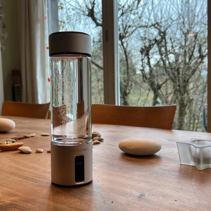 Hydrogen Maxi Generator von Misterwater auf dem Küchentisch