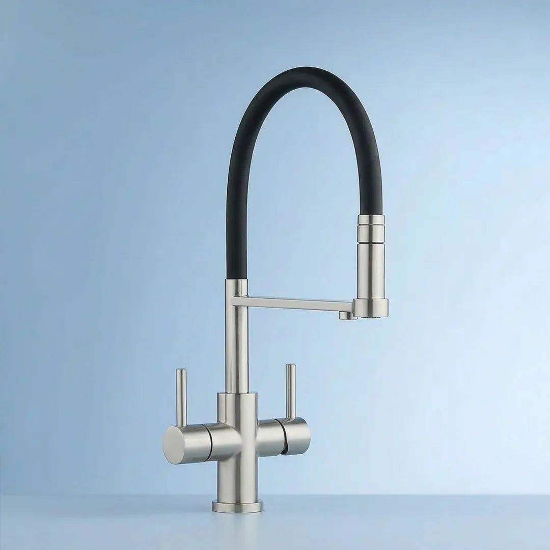 Der Vierwegehahn EW 412 von Evodrop  mit ausziehbarer Brause für Osmoseanlagen und Wasserfilter: Auf blauem Hintergrund